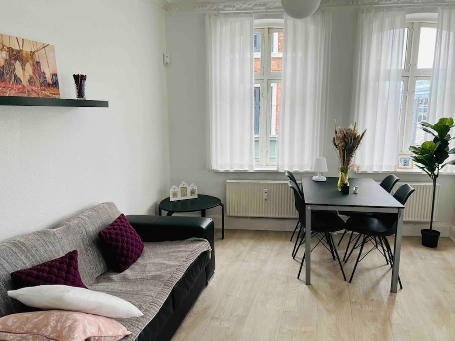 Lovely 1-Bedroom Condo In Aarhus C Esterno foto